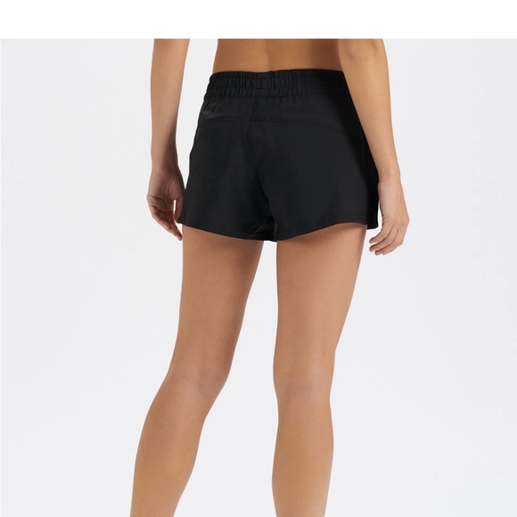 NWT Vuori women’s shorts - Picture 3 of 6